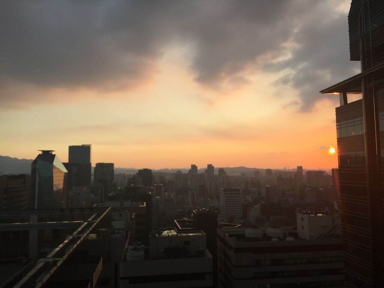 사무실에서 보는 일몰