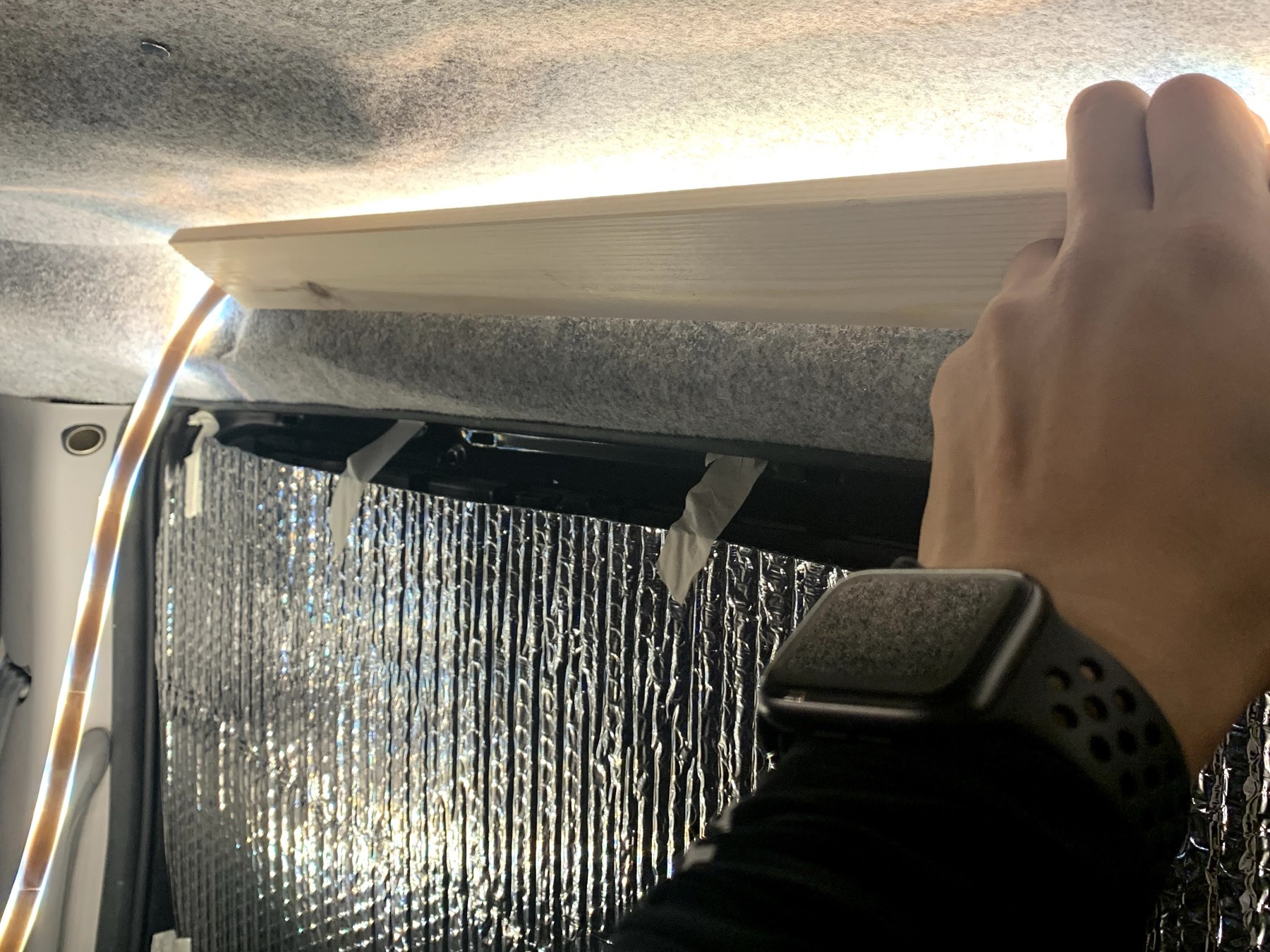 천장 루버에 고정될 LED 조명 테스트