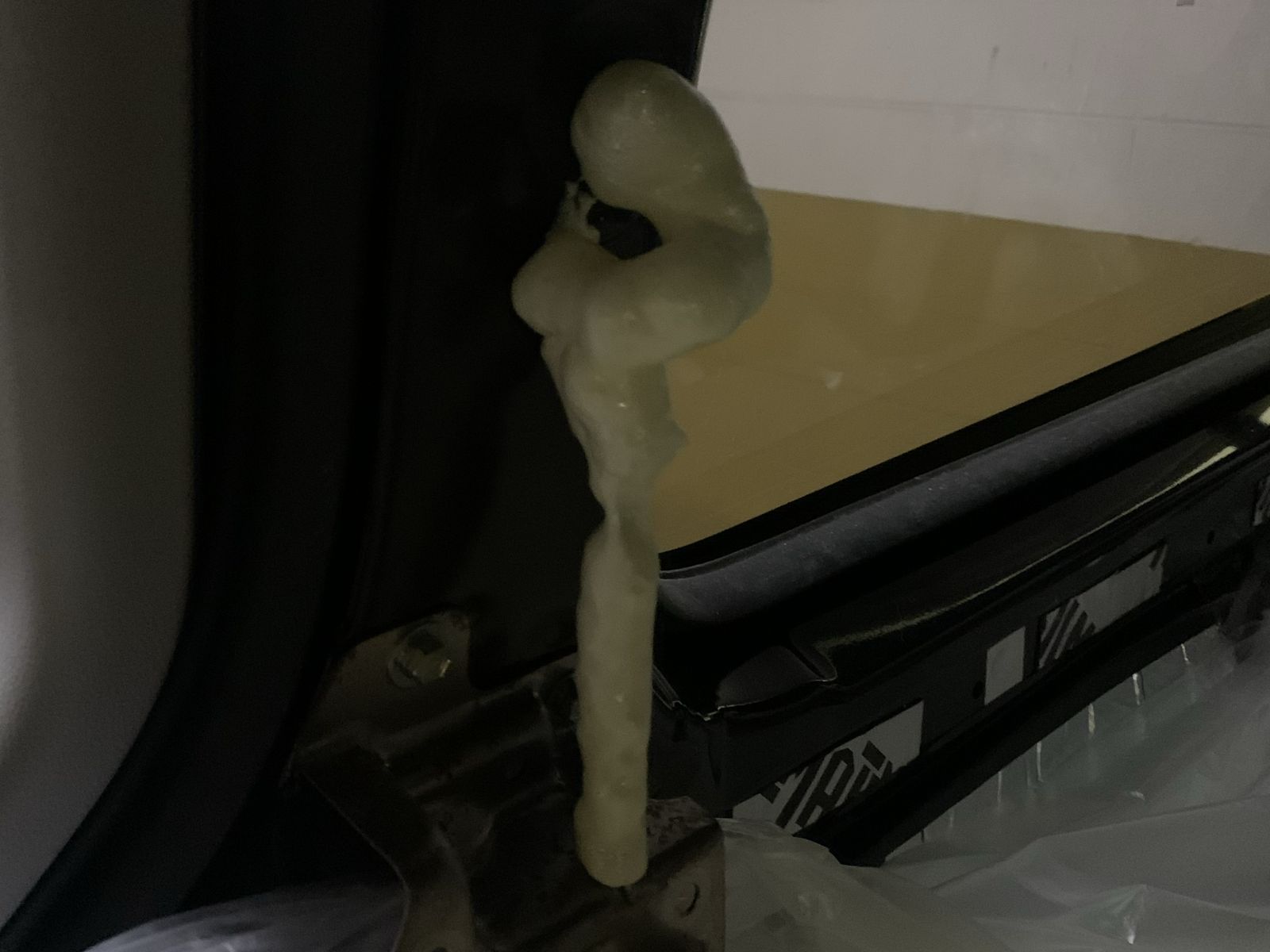 벽면의 빈 구멍에 도포한 우레탄 폼이 부풀어오른 모습