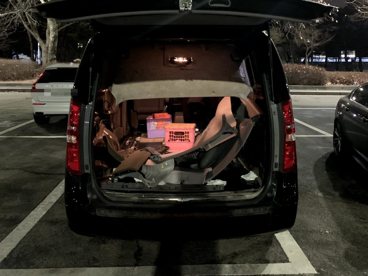 공원 주차장에서 진행한 내장재 탈거